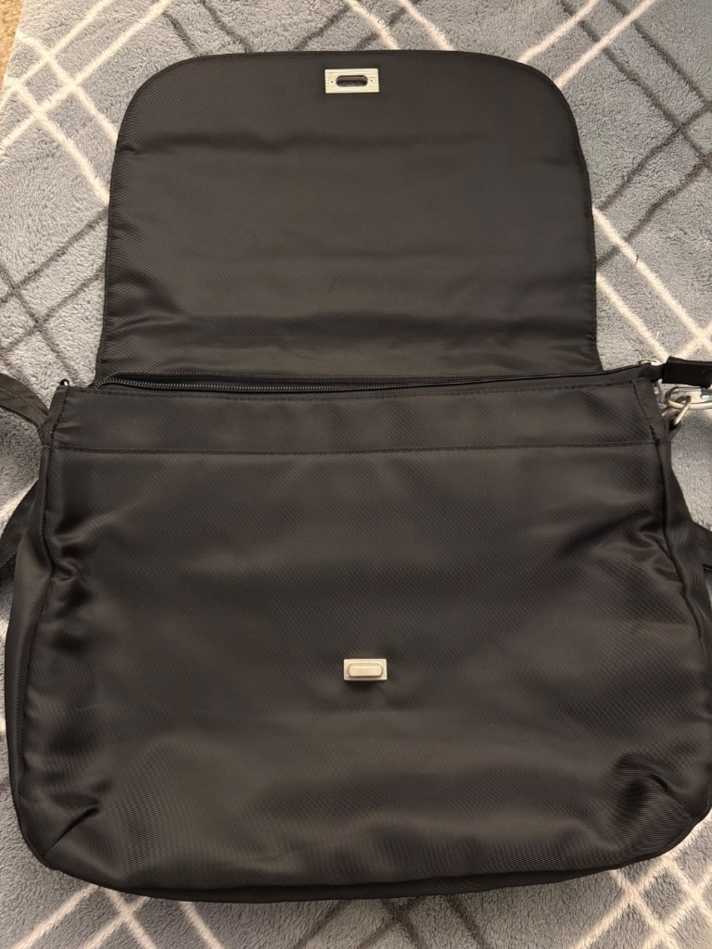 Travelon Black Quilted Nylon Messenger Crossbody Bag Organizer Travel Purse EUC - Picture 3 of 14